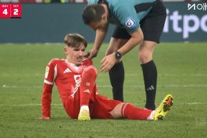 比赛第70分钟，卡尔疑似受伤无法坚持被换下，杰克逊替补登场